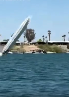 USA Racing Boat puts on a Show for the Crowd by Accident