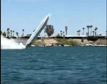 USA Racing Boat puts on a Show for the Crowd by Accident